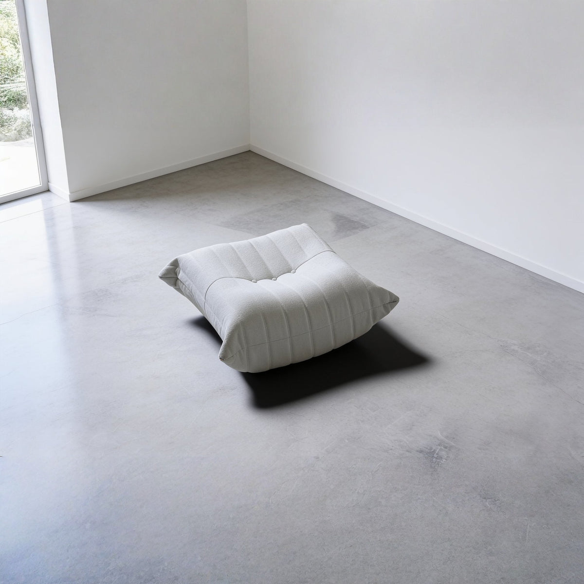 Pouf repose-pieds bas, velours teddy blanc écru, en situation dans un intérieur