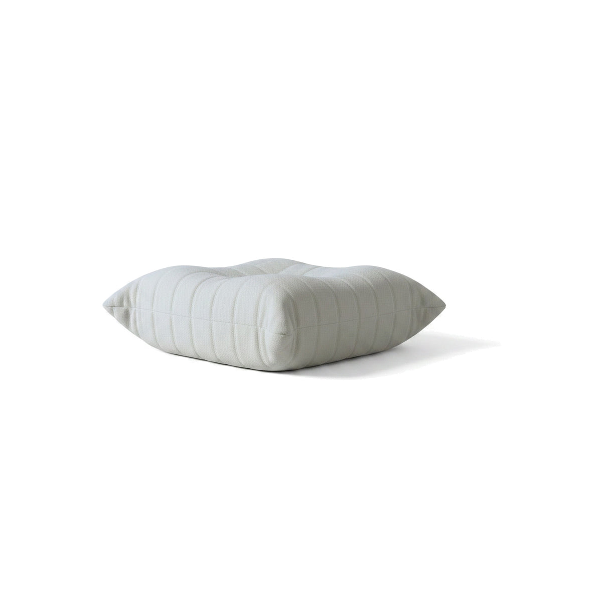 Pouf repose-pieds bas, velours teddy blanc écru, vue de trois quarts arrière