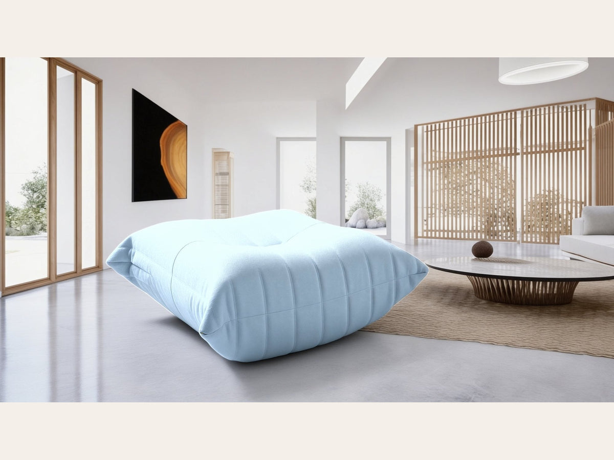 Pouf repose-pieds bas, velours teddy bleu ciel, en situation dans un intérieur