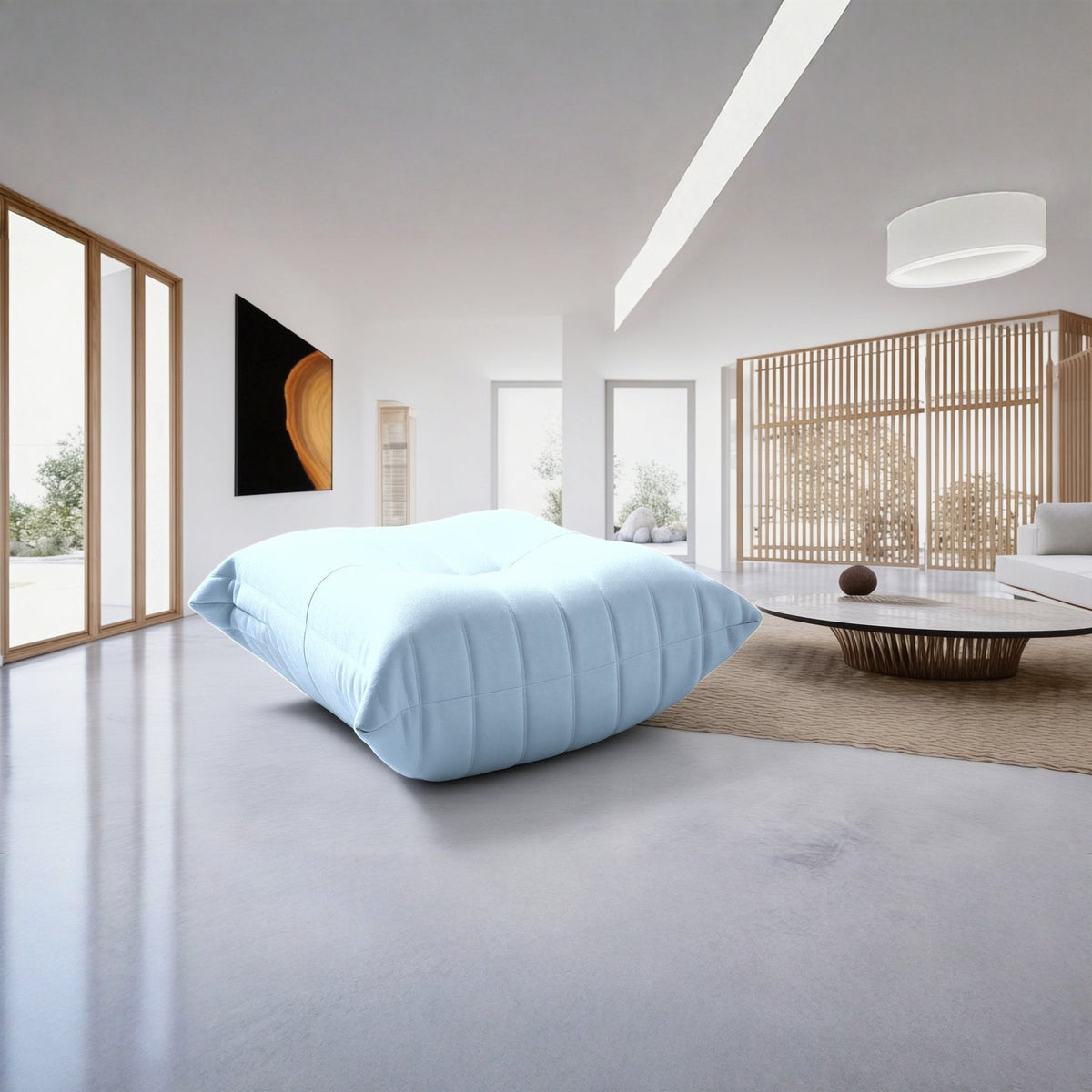 Pouf repose-pieds bas, velours teddy bleu ciel, en situation dans un intérieur