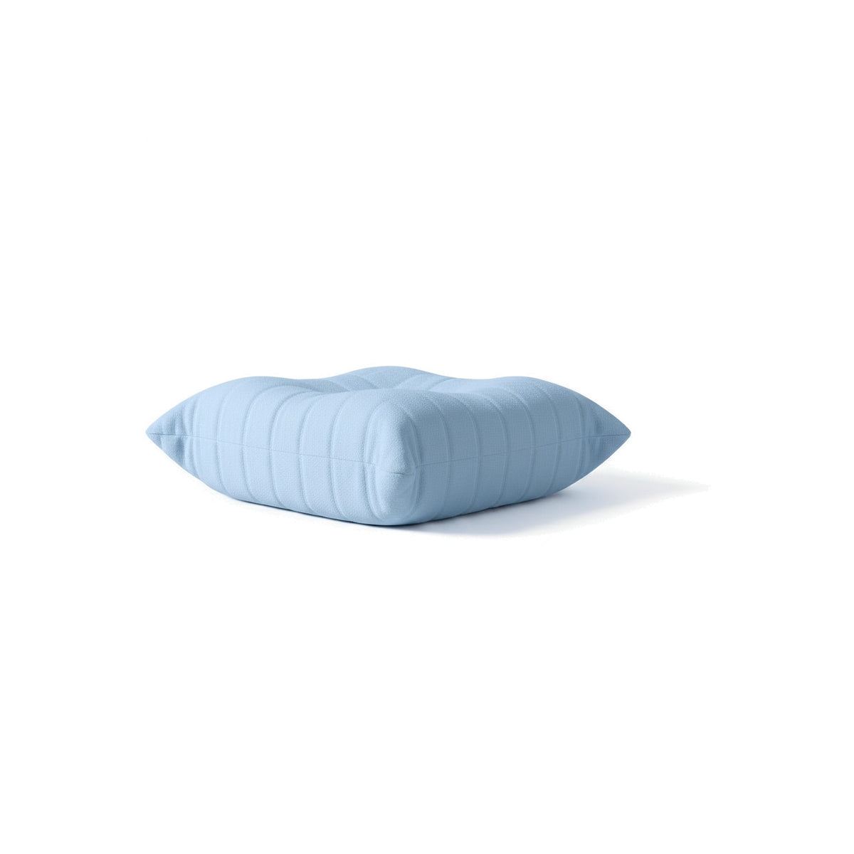 Pouf repose-pieds bas, velours teddy bleu ciel, vue de trois quarts arrière