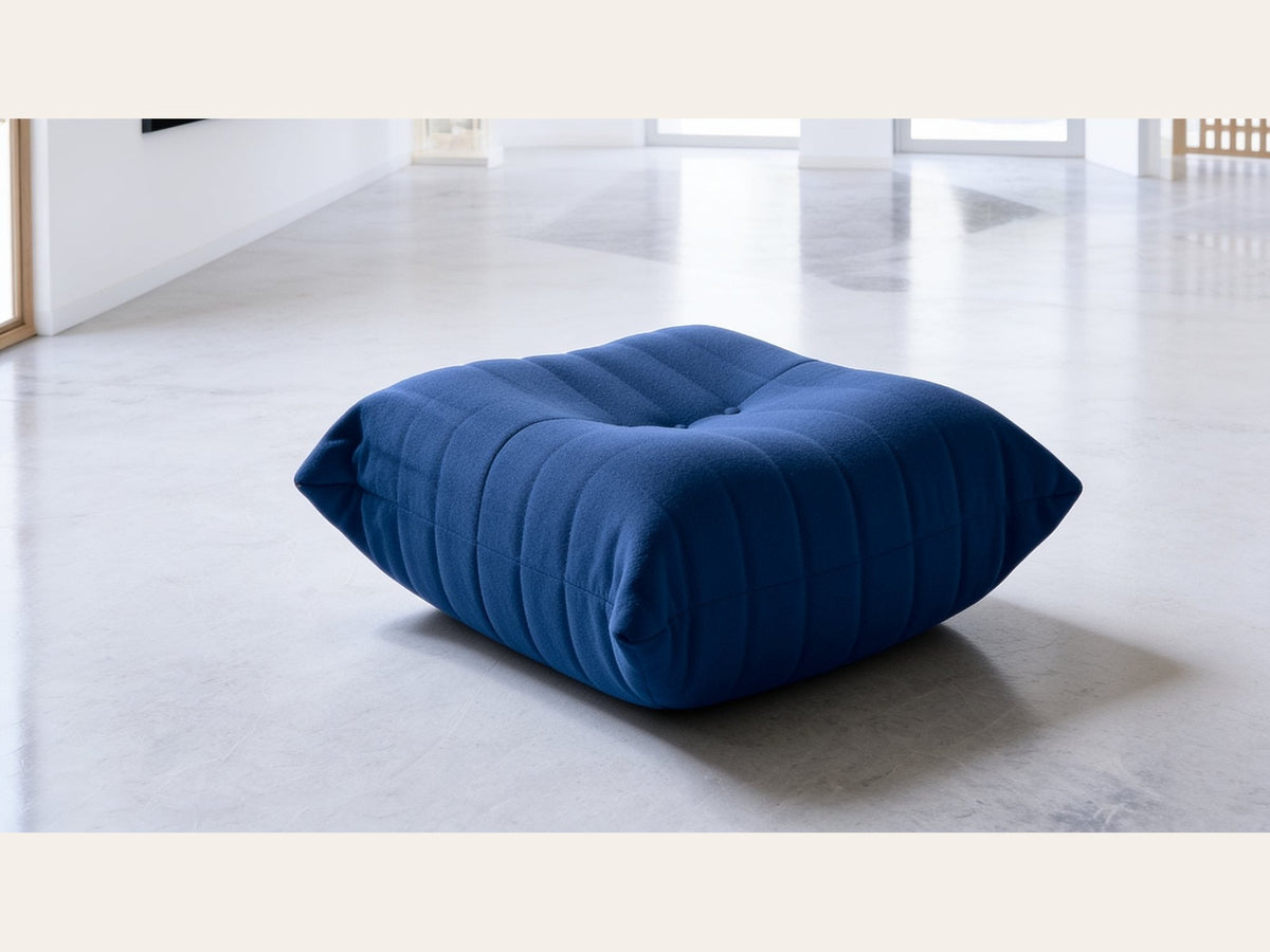 Pouf repose-pieds bas, velours teddy bleu marine, en situation dans un intérieur