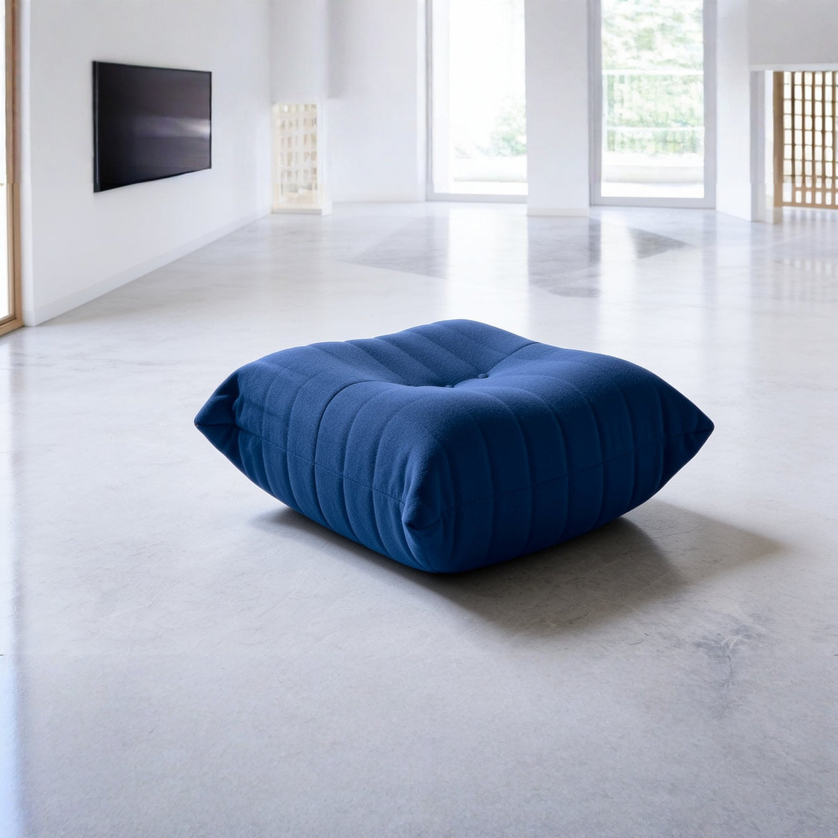 Pouf repose-pieds bas, velours teddy bleu marine, en situation dans un intérieur