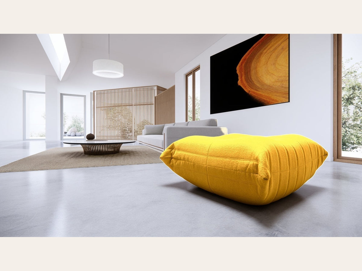 Pouf repose-pieds bas, velours teddy jaune moutarde, en situation dans un intérieur