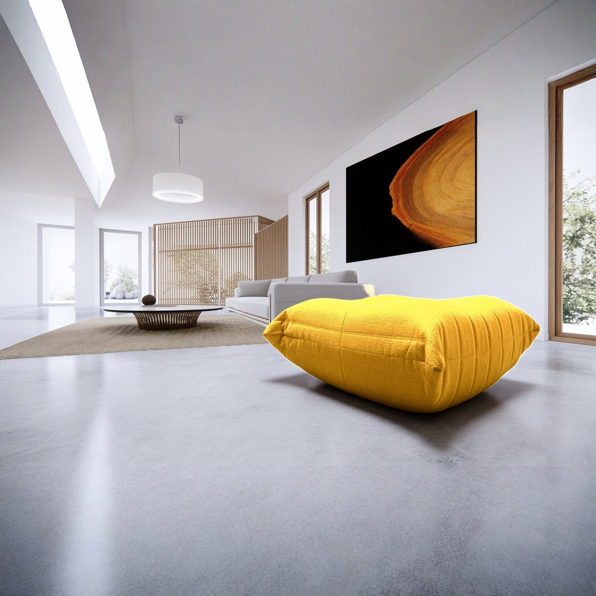 Pouf repose-pieds bas, velours teddy jaune moutarde, en situation dans un intérieur