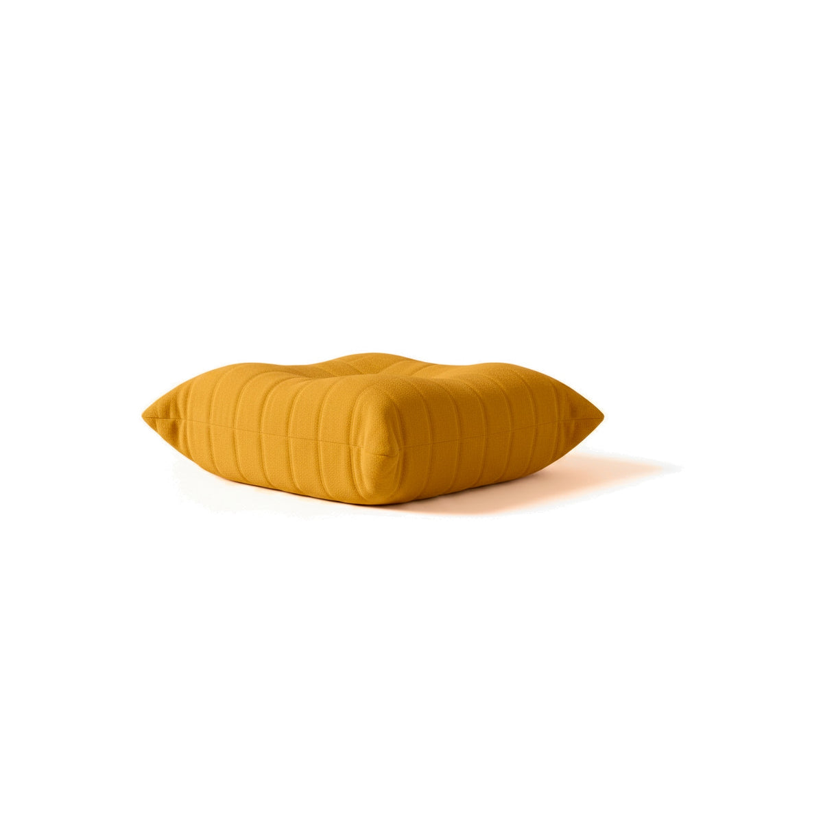 Pouf repose-pieds bas, velours teddy jaune moutarde, vue de trois quarts arrière