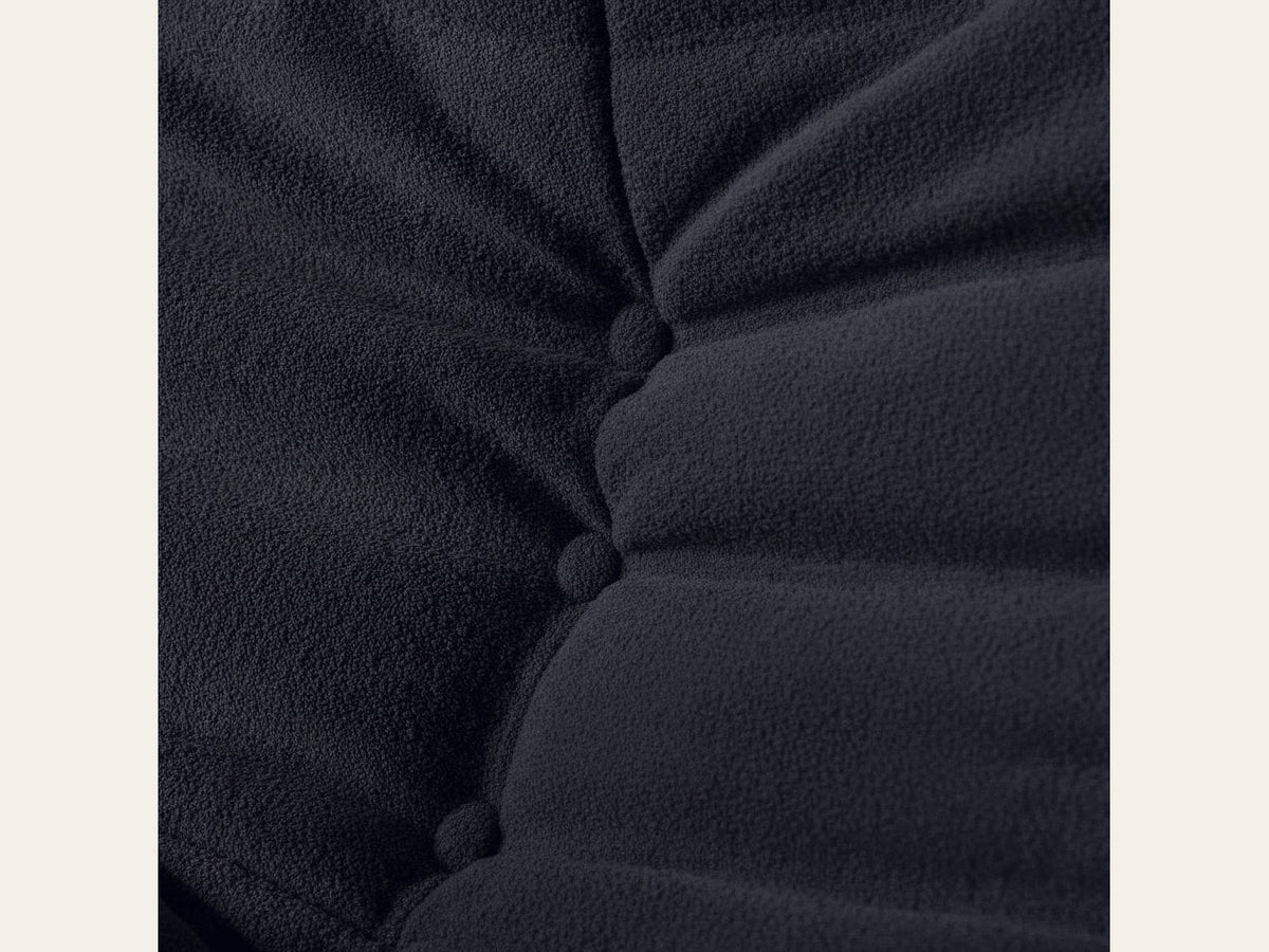 Pouf repose-pieds bas, gros plan sur le velours teddy noir charbon
