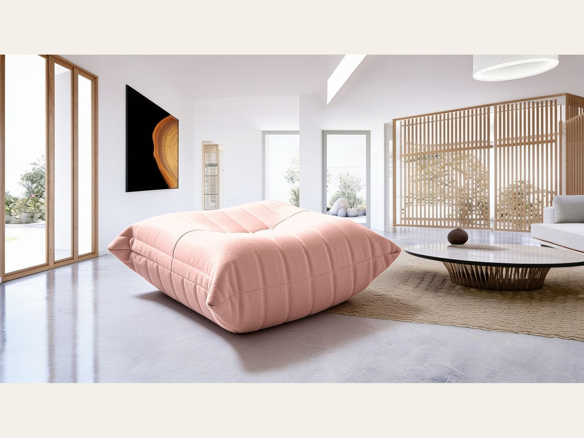 Pouf repose-pieds bas, velours teddy rose poudré, en situation dans un intérieur