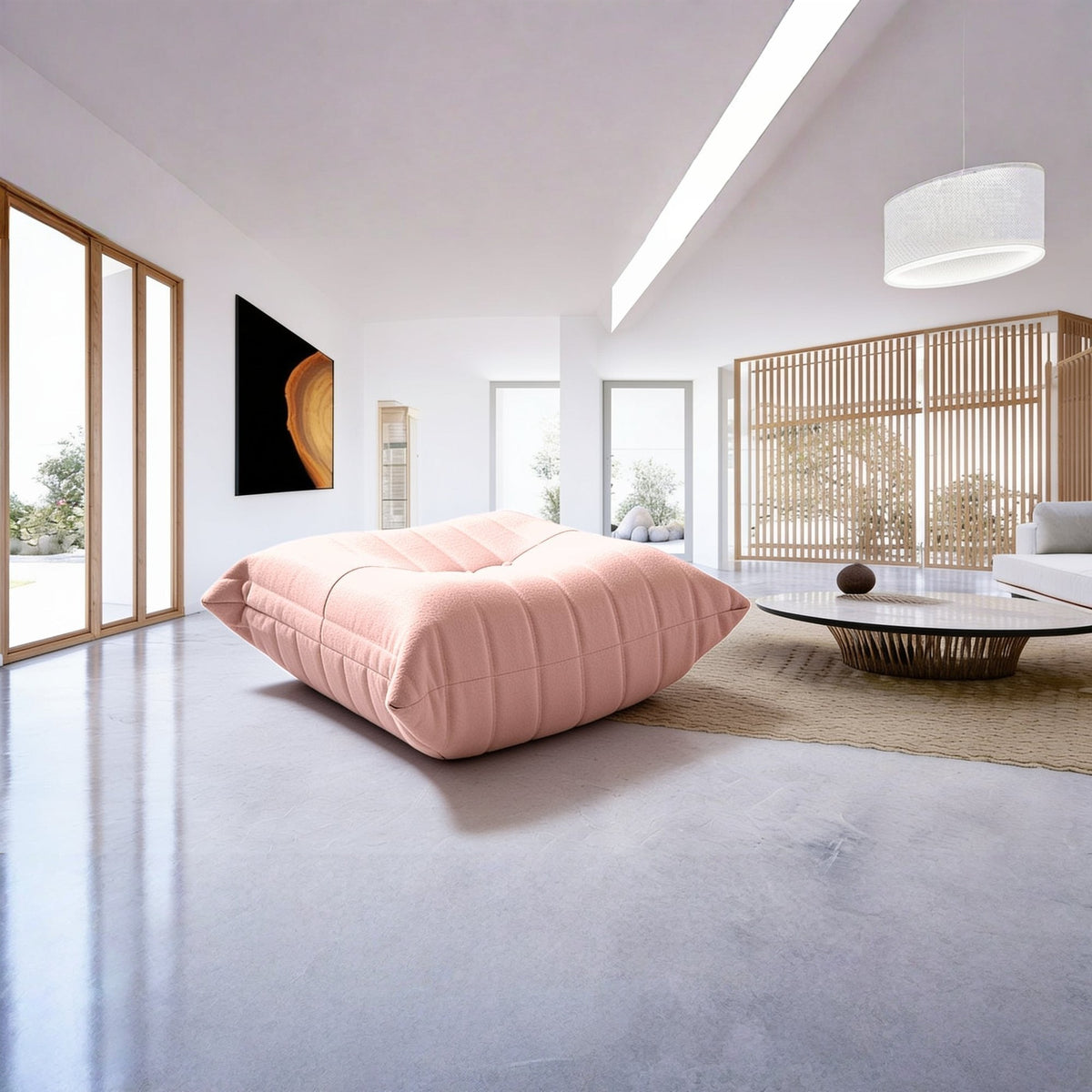Pouf repose-pieds bas, velours teddy rose poudré, en situation dans un intérieur