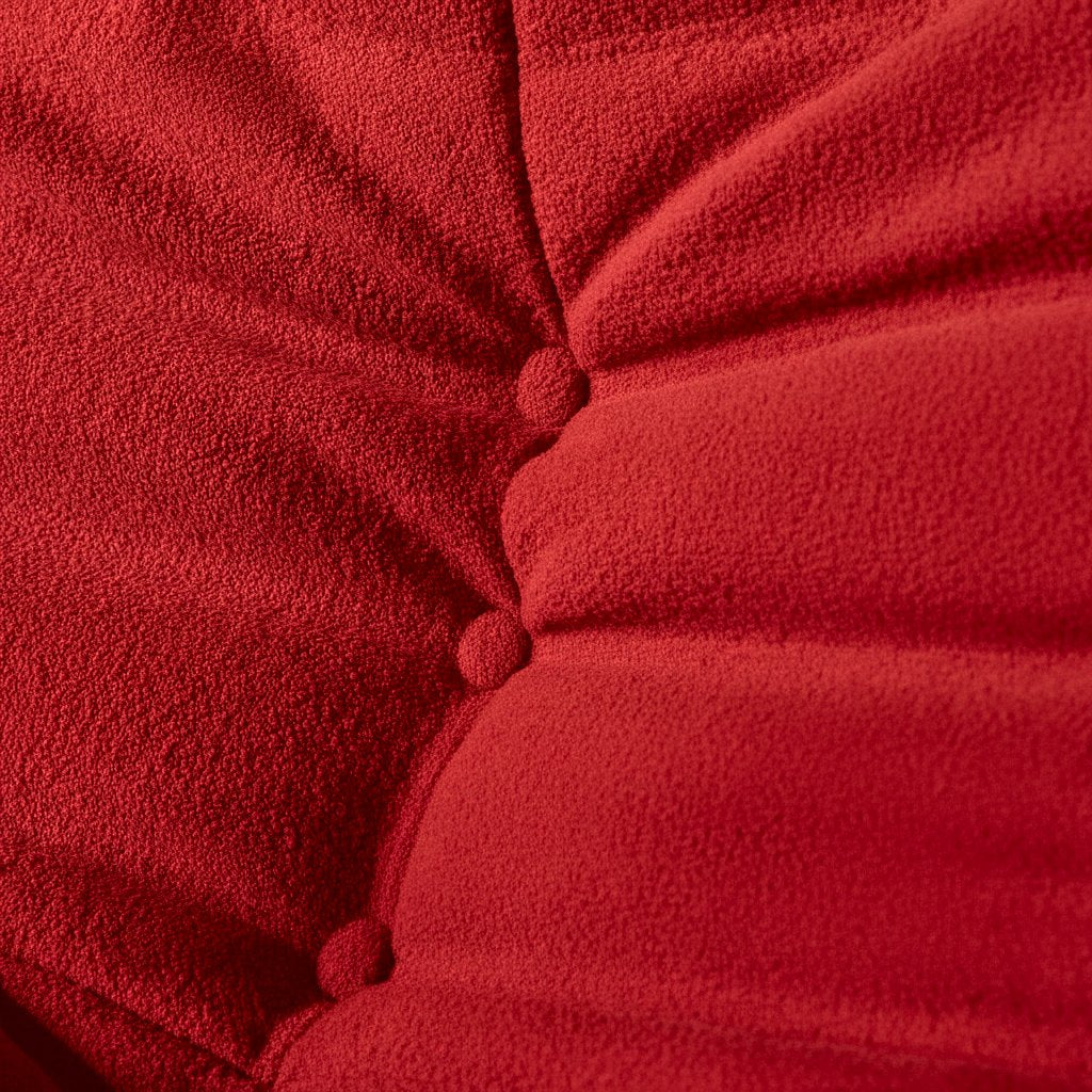 Pouf repose-pieds bas, gros plan sur le velours teddy rouge carmin