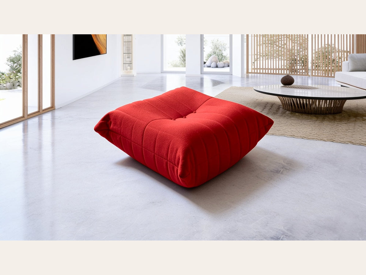 Pouf repose-pieds bas, velours teddy rouge carmin, en situation dans un intérieur