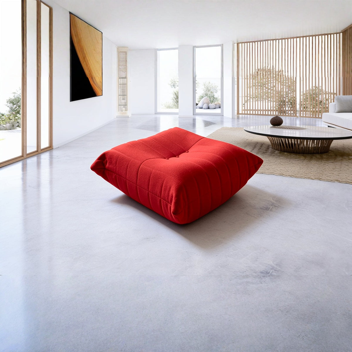 Pouf repose-pieds bas, velours teddy rouge carmin, en situation dans un intérieur