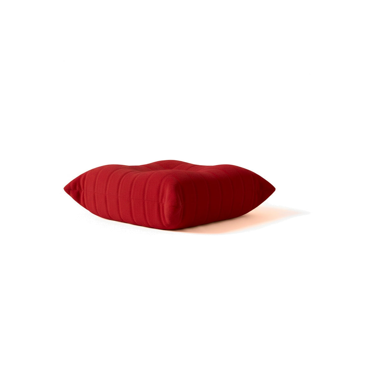 Pouf repose-pieds bas, velours teddy rouge carmin, vue de trois quarts arrière