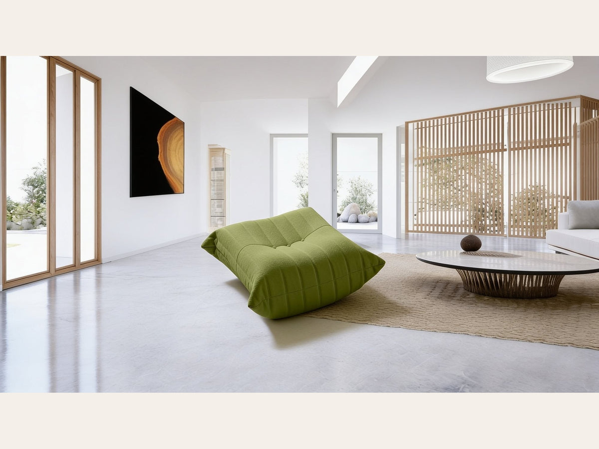 Pouf repose-pieds bas, velours teddy vert olive, en situation dans un intérieur