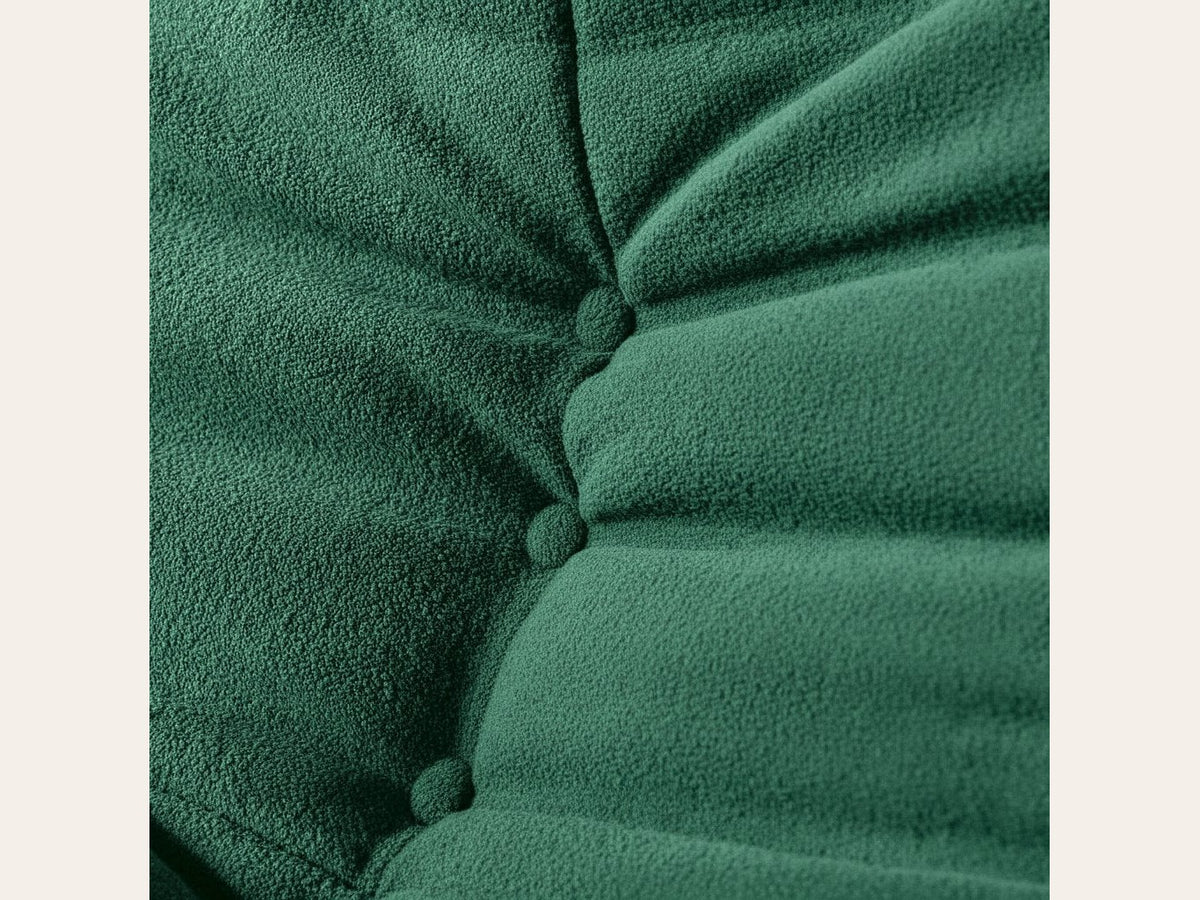 Pouf repose-pieds bas, gros plan sur le velours teddy vert sapin