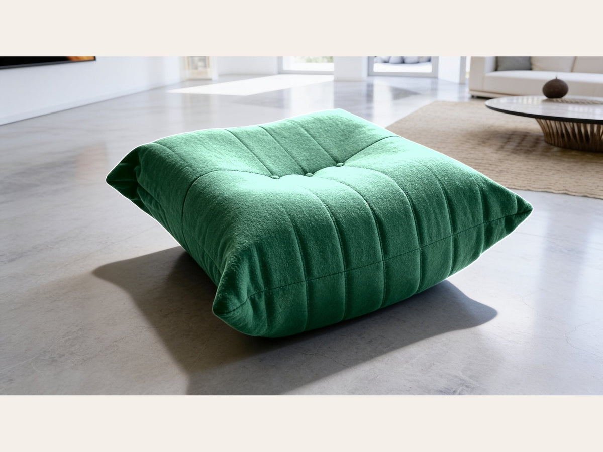 Pouf repose-pieds bas, velours teddy vert sapin, en situation dans un intérieur