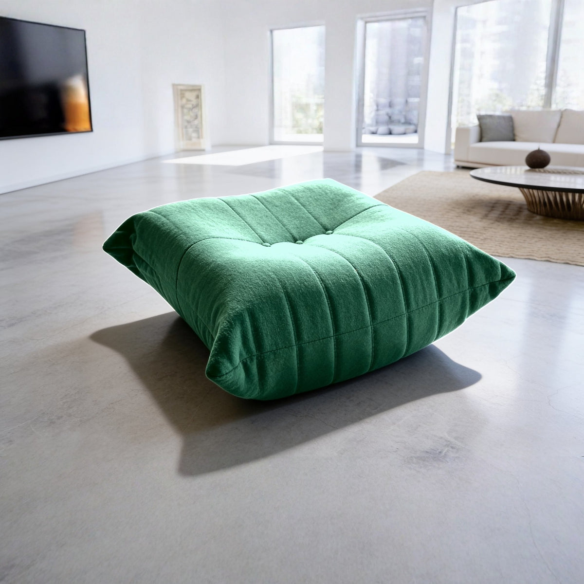 Pouf repose-pieds bas, velours teddy vert sapin, en situation dans un intérieur